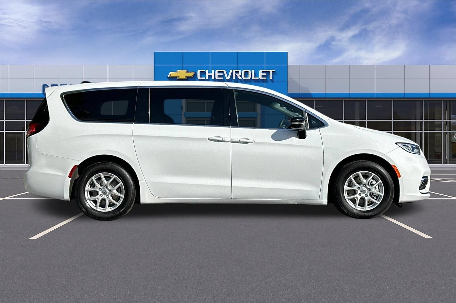 2025 Chrysler Pacifica Select